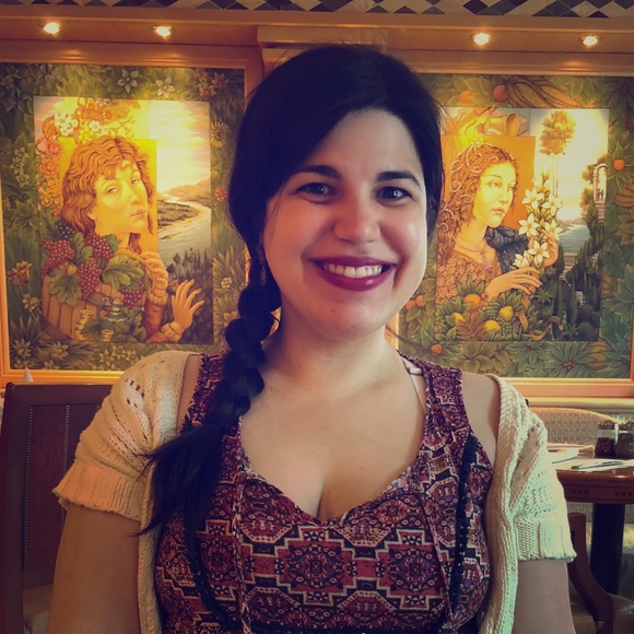 Hola! :) Meet your posher! ❤️ - Picture 2 of 4